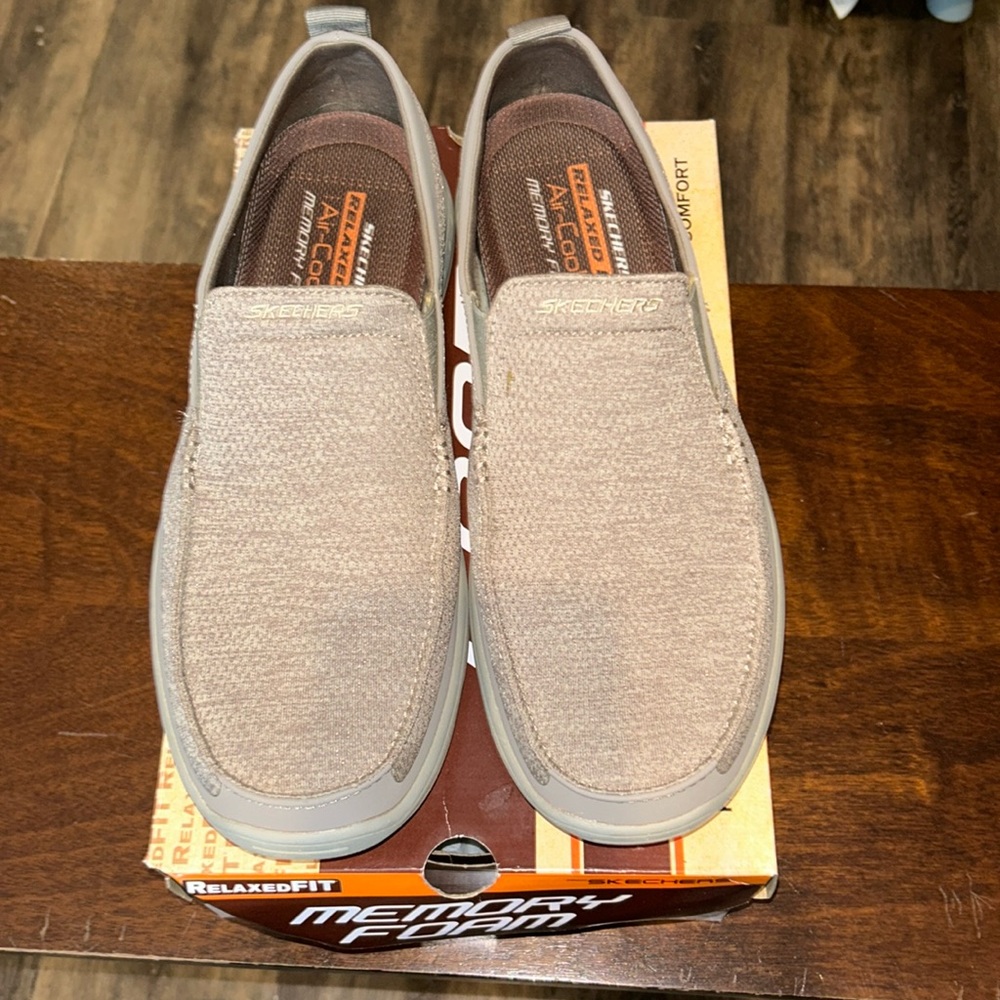 Men’s Skechers Relaxed Fit with Memory Foam size 11.